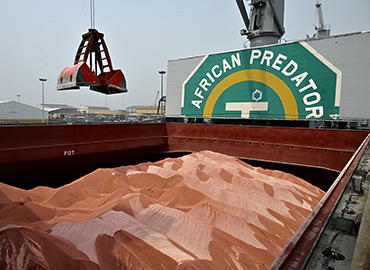 La cargaison humanitaire du groupe Uralchem vers le Nigeria arrive au port d&#039;Onne et le déchargement est en cours