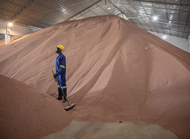 Remessa humanitária do Grupo Uralchem para o Zimbábue é descarregada no Porto da Beira
